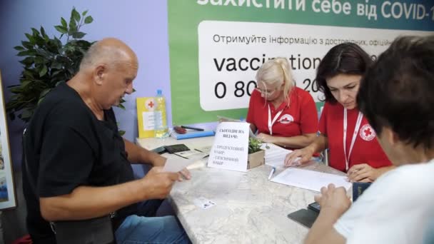 Cherkasy Ukrajina Června 2022 Dobrovolníci Červeného Kříže Rozdělují Humanitární Pomoc — Stock video