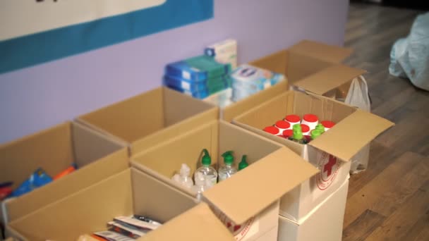 Ajuda Humanitária Produtos Higiene Detergentes Cruz Vermelha Organização Caridade Doações — Vídeo de Stock