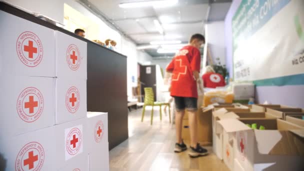 Red Cross Charity Organization Volunteers Distribute Humanitarian Aid Low Income — Stok video