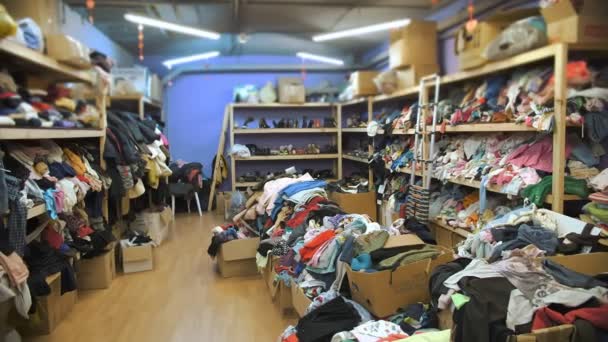 Warehouse Community Volunteer Center Shelves Donated Things Clothes Refugees Migrants — Vídeo de stock