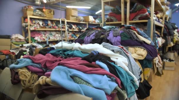 Warehouse Community Volunteer Center Shelves Donated Things Clothes Refugees Migrants — Video Stock