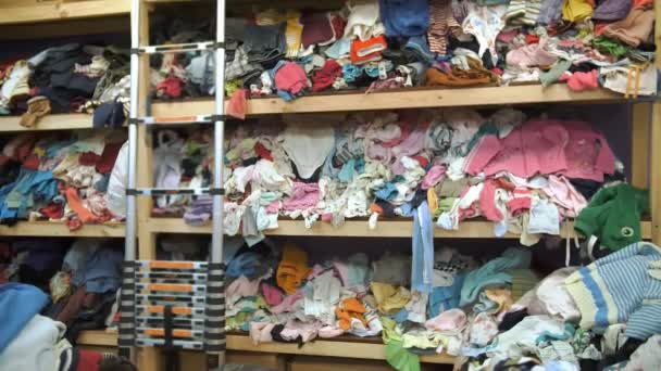 Armazém Centro Voluntários Comunitários Prateleiras Com Coisas Doadas Roupas Para — Vídeo de Stock