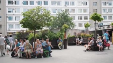 CHERKASY, UKRAINE, HAZİRAN 5 HAZİRAN 2022: birçok insan, gönüllü merkezinin yanında kuyruk. mülteciler, göçmenler, düşük gelirliler ve yoksul insanlar insani yardım almak için bekliyorlar. Yaz, sıcak gün