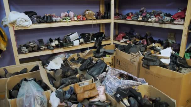 Warehouse Community Volunteer Center Shelves Donated Things Clothes Refugees Migrants — Vídeo de stock