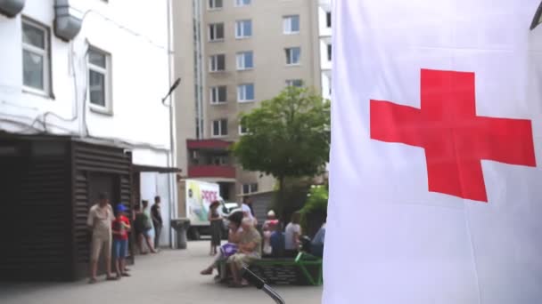 Гуманитарная Помощь Социальные Пожертвования Флаг Красного Креста Крупным Планом Социальная — стоковое видео