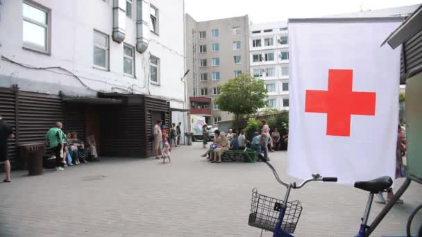 Ajuda Humanitária Doações Sociais Bandeira Cruz Vermelha Close Ajuda Social — Vídeo de Stock