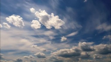 Zaman atlaması. Bulutlar. Kümülüs bulutları. Bulutlar. Kabarık tüylü beyaz bulutlar mavi gökyüzüne doğru koşuyor. Beyaz bulutlar. video döngüsü.