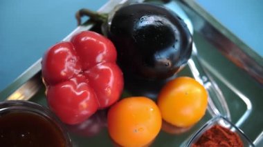 Yemek pişirmek. Taze sebze. Yakın plan. Taze çiftlik domatesleri, dolmalık patlıcan, baharat ve sos. Sağlıklı beslenme malzemeleri. Beslenme, diyet, vejetaryen gıda konsepti