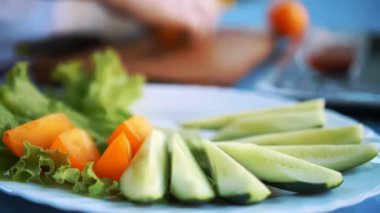 Sebze karışımı. Sebze. Yakın plan. Yuvarlak tabakta taze sebze ve yeşillik tabağı.