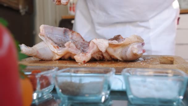 Chicken Cooking Close Chef Sprinkling Rubbing Fresh Raw Chicken Spices — Stock video