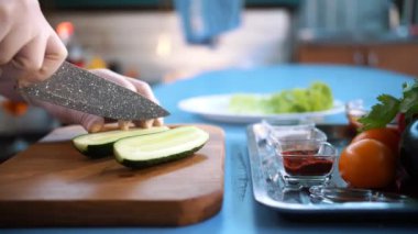 Sebze karışımı. Sebze. Yakın plan. Yuvarlak tabakta taze sebze ve yeşillik tabağı.