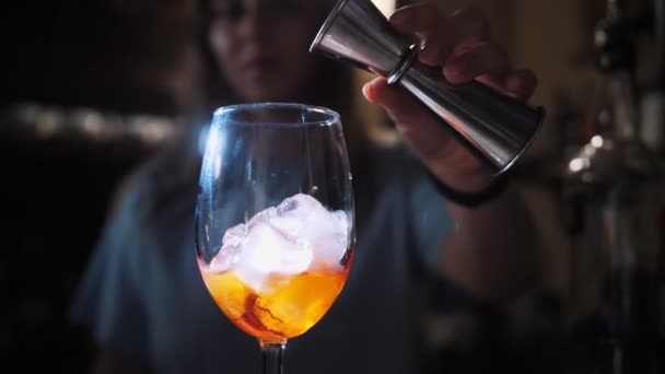 Cocktail Making Cocktail Bartender Makes Cocktail Close Bartender Pouring Drink — Stock Video