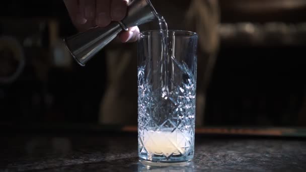 Cocktail Making Cocktail Close Bartender Pours Alcoholic Drink Using Beaker — Stock Video