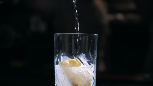 Cocktail Soda Bubbles Making Cocktail Close Bartender Gently Pours Transparent — ストック動画