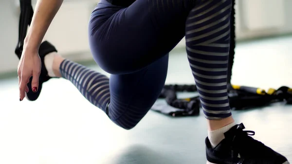 Close Perempuan Kaki Legging Dan Sepatu Olahraga Wanita Melakukan Latihan — Stok Foto