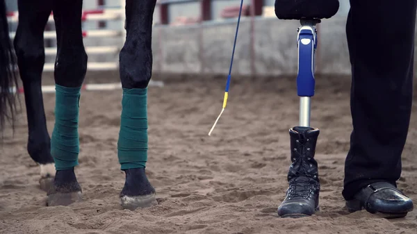 Nahaufnahme Pferdebeine Mit Verband Und Männerbeinen Eines Behinderten Reiters Aufgewickelt — Stockfoto