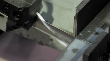 Otomatik bantlı testere makinası su bazlı soğutucu metoduyla kare tüpleri kesiyor. Endüstriyel amaç için makine aracı.