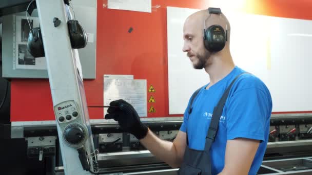 Cherkassy Ukraine July 2022 Worker Programs Machine Computer Factory Production — Video Stock