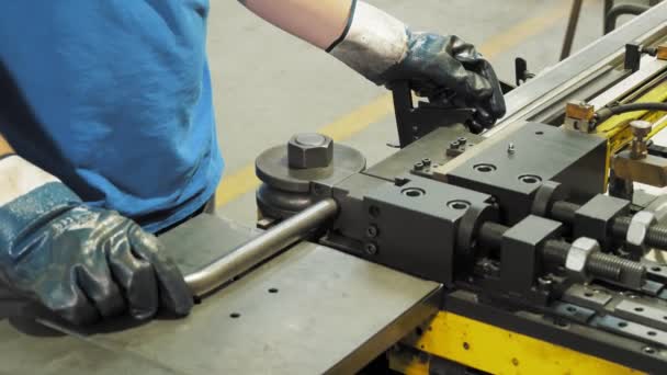 Metal Bending Close Hydraulic Press Bending Machine Metal Operator Working — Wideo stockowe