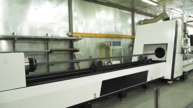 high precision automatic laser cutting machine. metal square pipe, clamped by multipurpose, auto chuck rotate set.