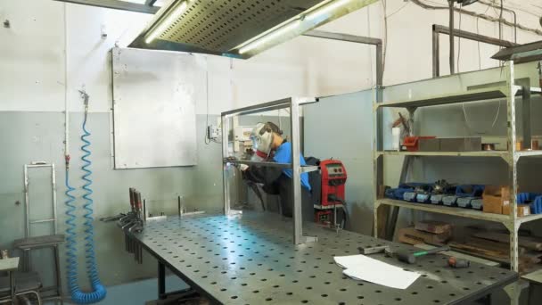 Welding Welding Metal Products Man Mask Welds Metal Construction Workshop — Stock Video
