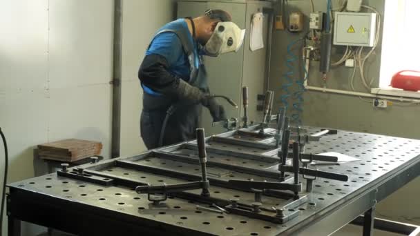 Welding Welding Metal Products Man Mask Welds Metal Construction Workshop — 비디오