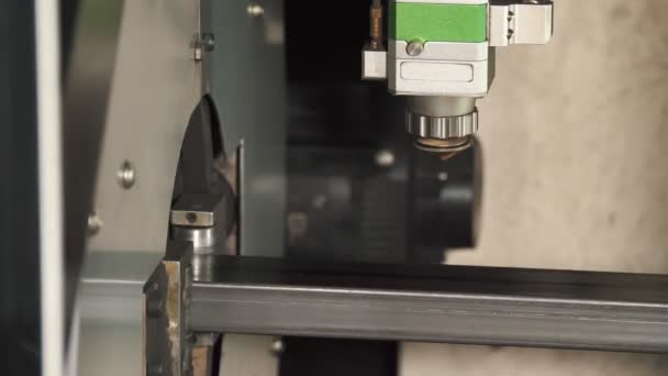 Machine Metal Cutting Close Laser Cutting Machine Metal Metalwork Automated — Stockvideo