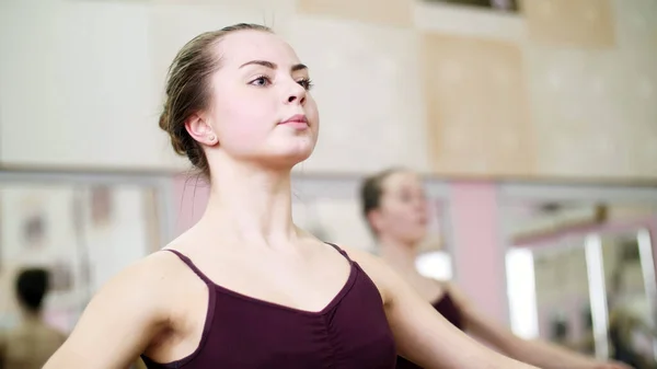 Dancing Hall Young Ballerina Purple Leotard Performs Certain Ballet Exercise — Foto Stock