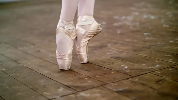 Крупным Планом Танцевальном Зале Балерина Исполняет Степ Пуанты Стоит Ногах — стоковое фото