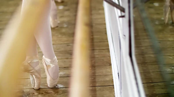 Крупным Планом Танцевальном Зале Молодые Балерины Фиолетовых Трико Выполняют Бурр — стоковое фото