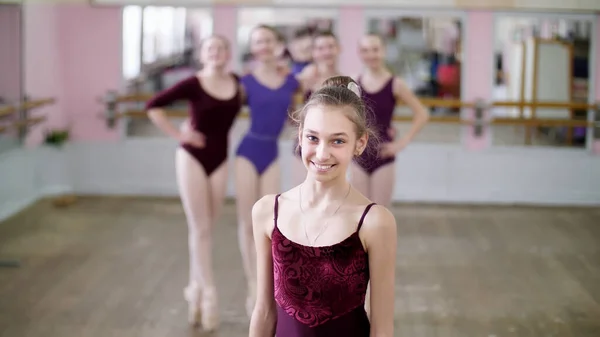 Portrait Young Girl Ballet Dancer Lilac Ballet Leotard Smiling Gracefully — Stock fotografie