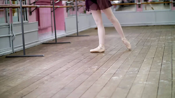 Танцевальном Зале Молодая Балерина Фиолетовом Трико Выполняет Тур Jete Dedans — стоковое фото