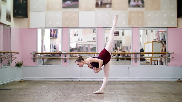 Танцевальном Зале Молодая Балерина Черном Трико Выполняет Грандиозную Битву Назад — стоковое фото