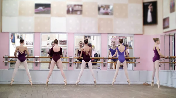 Ballet Hall Young Ballerinas Purple Leotards Perform Pas Eshappe Going — Foto Stock