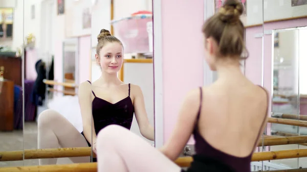 Dancing Hall Young Ballerina Black Leotard Performs Certain Ballet Exercise — Foto Stock