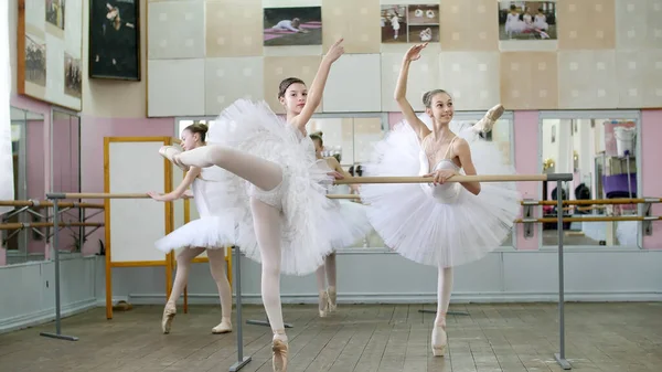 Ballet Hall Girls White Ballet Skirts Engaged Ballet Rehearse Attitude — Stock Photo, Image