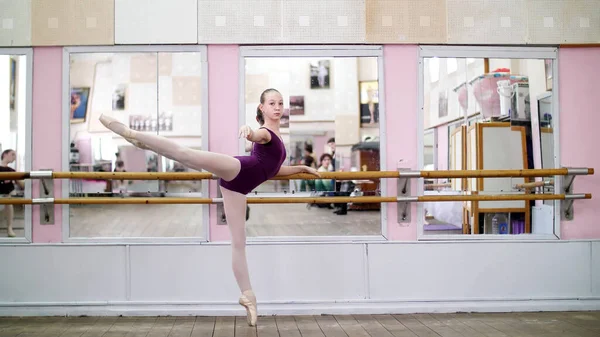Танцевальном Зале Молодая Балерина Фиолетовом Трико Исполняет Развивающее Отношение Пуантах — стоковое фото
