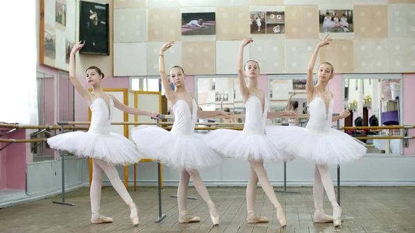 Балетном Зале Девушки Белых Балетных Юбках Занимаются Балетом Репетируют Форвардный — стоковое фото