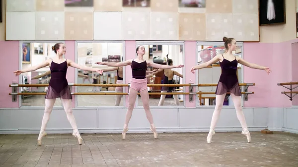Танцевальном Зале Молодые Балерины Черных Трико Исполняют Экапе Стоя Ногах — стоковое фото