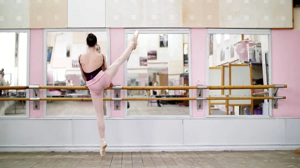 Танцевальном Зале Молодая Балерина Фиолетовом Трико Изящно Выполняет Определенные Балетные — стоковое фото