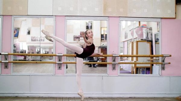 Dancing Hall Young Ballerina Purple Leotard Performs Developpe Attitude Pointe — Stock Photo, Image