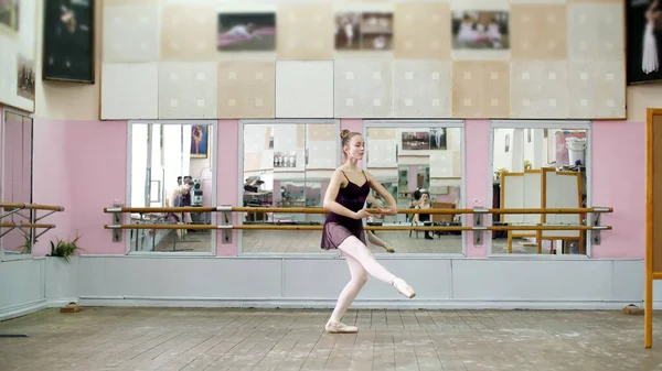 Dancing Hall Young Ballerina Black Leotard Performs Pas Courru Pointe — Zdjęcie stockowe