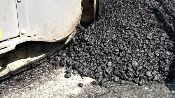 Close Fresh Asphalt Process Laying Road Large Lumps Resin Black — Stock Photo, Image