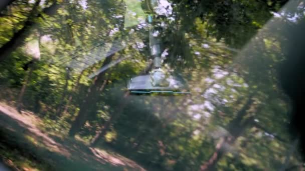 车里的真空地带特写 汽车行李箱用真空吸尘器清洗 透过玻璃观看 在玻璃中 树木和树叶得到反射 — 图库视频影像