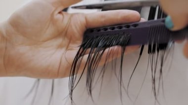 Saç kesimi. Bahşiş. Saç bakımı. Yakın plan. Kuaför saç makasıyla saç kesiyor. Güzellik salonu. Berber dükkanı..