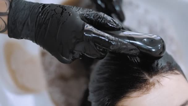 Haarwäsche Nahaufnahme Shampoo Von Brünetten Langen Haaren Abwaschen Haarfärbung Friseursalon — Stockvideo