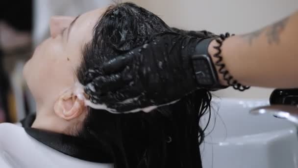 Миття Волосся Крупним Планом Змивання Шампуню Довгого Волосся Брюнетки Фарбування — стокове відео