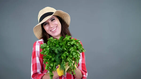 Portret Uśmiechniętej Kobiety Rolnika Koszuli Kratę Rękawiczki Trzymanie Kapelusza Pachnie — Zdjęcie stockowe