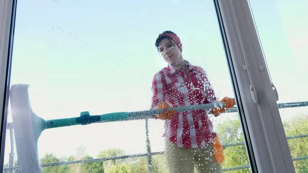 Blick Aus Dem Fenster Lächelnde Kaukasische Schöne Frau Handschuhen Putzen — Stockfoto