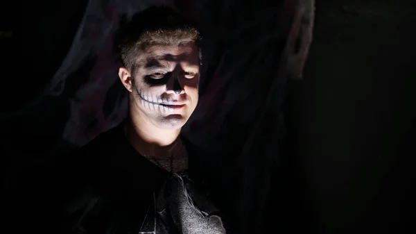 Вечеринка Хэллоуин Ночь Пугающий Портрет Человека Сумерках Лучах Света Человек — стоковое фото
